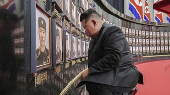FOTO: Kim Jong Un Berlutut Depan Potret Tentara Korut Tewas di Rusia