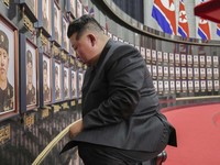 Kim Jong Un Berlutut Depan Potret Tentara Korut Tewas di Rusia