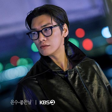 Kembali Jadi Pengedar Barang Ilegal, Simak Beda Pesona Kim Young Kwang di 2 Drakor Baru