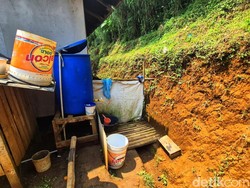 Disorot Pratikno, Begini Mirisnya Rumah Raya Sukabumi Tanpa Kamar Mandi