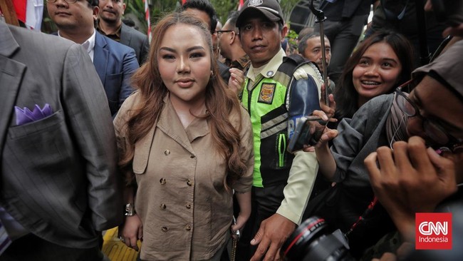 KPK memeriksa Lisa Mariana sebagai saksi dalam kasus dugaan korupsi pengadaan iklan di Bank BJB. Keterangan diharapkan membantu pengungkapan kasus.