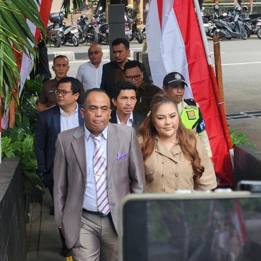 Wajah Lisa Mariana Pakai Make Up 'Bekas' Saat Jadi Saksi Dugaan Korupsi RK Disorot