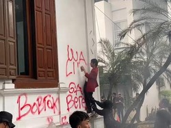 Demo Mahasiswa Berakhir Ricuh, Gedung Balai Kota Bogor Jadi Sasaran Vandalisme