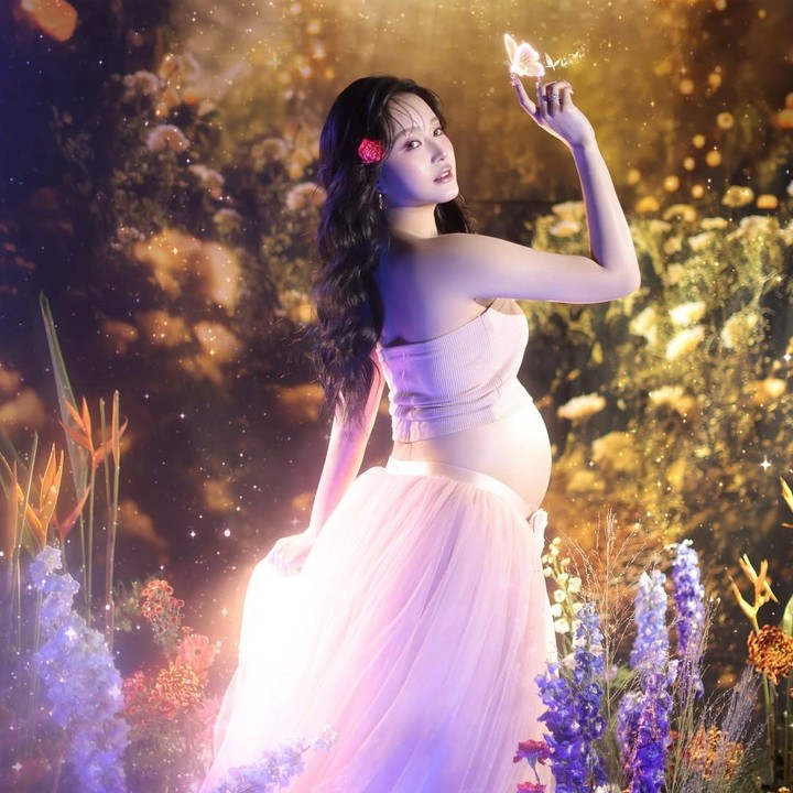 <p><em>Maternity shoot</em> Vior ini banyak menuai pujian dari netizen. Banyak di antaranya memuji <em>pregnancy glowing</em> dari istri pemain basket Vincent Rivaldi Kosasih ini. "Cantik banget bunda peri," tulis akun @pa***. "Ternyata secantik ini ya kalo Peri sedang hamil..aura cantiknya <em>mommy</em> @nitavior makin terpancar..sehat2 selalu buat <em>mommy</em> vior dan <em>baby</em> Vndut," ungkap @de***. (Foto: Instagram @nitavior)</p>