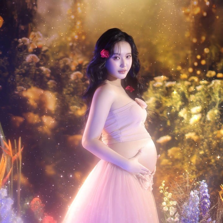 <p>Selebgram Nita Vior sebentar lagi melahirkan anak pertamanya, Bunda. Jelang hari bahagia, perempuan yang akrab disapa Vior ini melakukan maternity shoot. Vior tampil cantik di maternity shoot pertamanya ini. (Foto: Instagram @nitavior)</p>