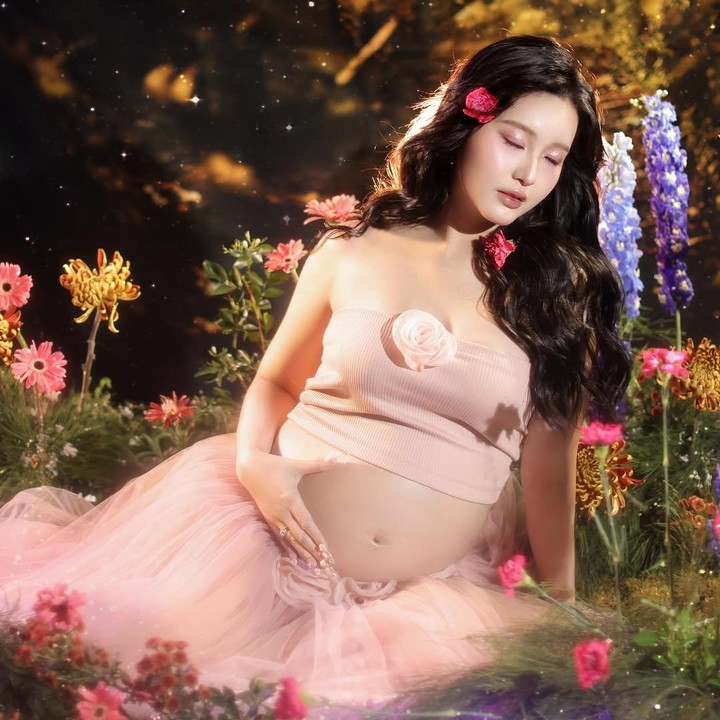 <p>Di <em>maternity shoot</em> kehamilan pertamanya, Vior juga banyak menggunakan hiasan bunga berwarna-warni yang tumbuh di rerumputan hijau. Selain tema peri, <em>maternity shoot</em> ini tampaknya juga mengusung tema alam yang indah. (Foto: Instagram @nitavior)</p>