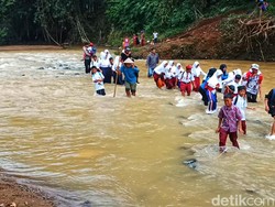 Usai Warga Pikul Jenazah di Sungai Cikarang, Kini Siswa Bertaruh Nyawa