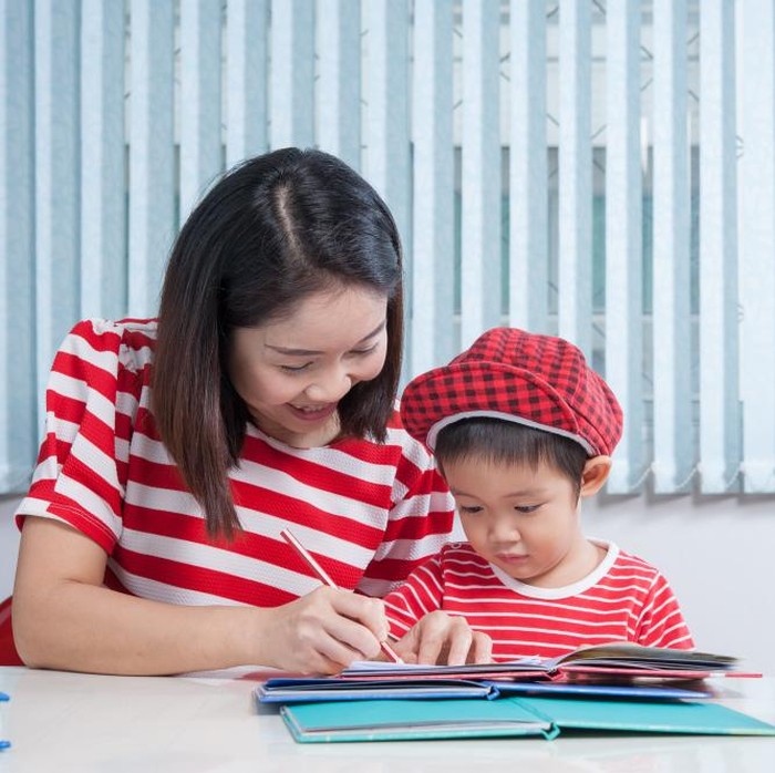 Setelah anak mulai mengenal angka dan huruf, kamu bisa mulai mengajak anak menulis dengan pensil