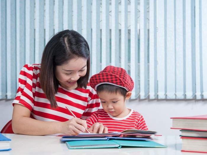 Setelah anak mulai mengenal angka dan huruf, kamu bisa mulai mengajak anak menulis dengan pensil