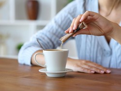 Seperti Apa Bahaya Minum Kopi Pakai Gula Setiap Hari? Ini Penjelasannya