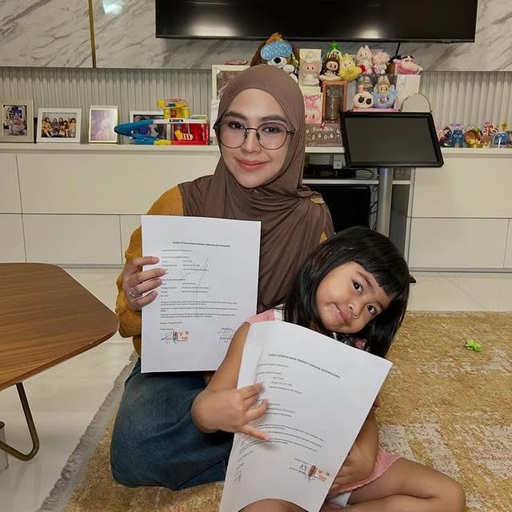 <p>Momen heboh ini terungkap dari unggahan Instagram sang Bunda, Ria Ricis. Ia membagikan&nbsp;surat&nbsp;tanda tangan penyerahan aset tersebut. &ldquo;Dengan ini saya nyatakan, kosan 8 kamar kini SAH jadi milik rekan saya @aramoanadaily,&rdquo; tulis Ricis, Jumat (22/8/2025). (Foto: Instagram @riaricis1795)</p>