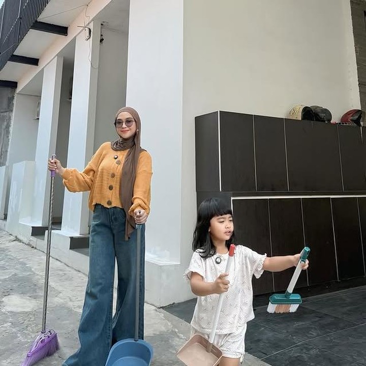 <p>Putri semata wayang Youtuber Ria Ricis, Cut Raifa Aramoana alias Moana baru saja bikin warganet dibuat heboh. Bayangkan saja, di usianya yang masih kecil, Moana kini resmi menjadi juragan kosan dengan delapan kamar sekaligus. (Foto: Instagram @riaricis1795)</p>