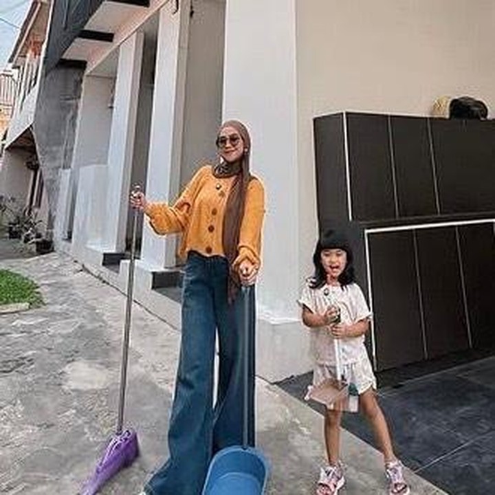 <p>Setelah prosesi tanda tangan itu, Ricis langsung mengajak Moana buat menengok kosannya sendiri. Bukan cuma sekadar lihat-lihat, Moana bahkan diajak Ricis untuk mulai bersih-bersih aset barunya. (Foto: Instagram @riaricis1795)</p>