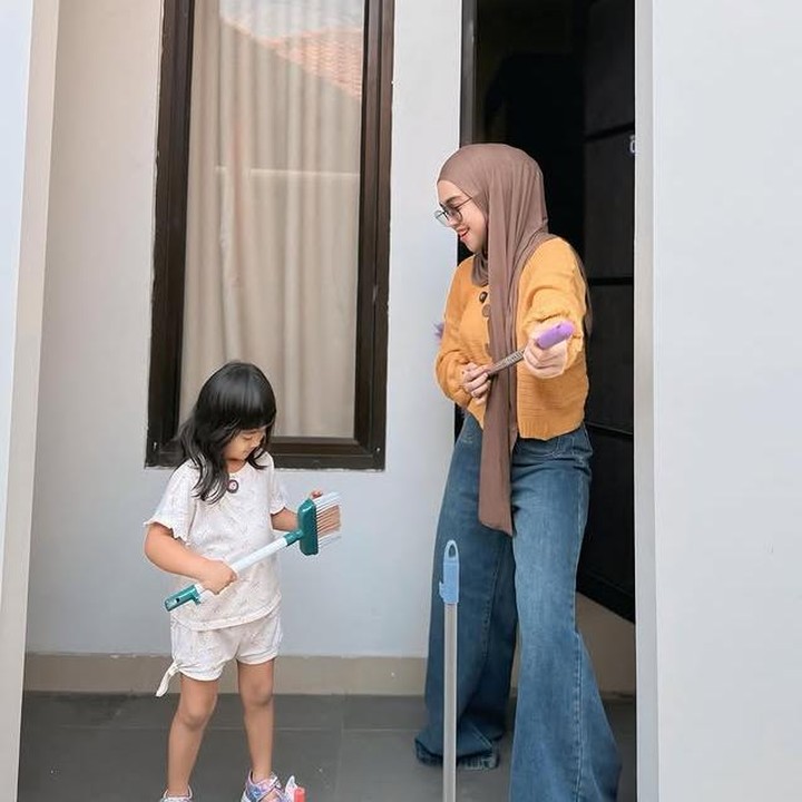 <p>Bangunan kos 8 kamar itu berdiri megah dengan dua lantai dan sudah siap ditempati. Untuk saat ini memang masih dikelola oleh sang Bunda, tapi kelak ketika Moana beranjak dewasa, dialah yang akan mengurus dan memanfaatkannya. (Foto: Instagram @riaricis1795)</p>