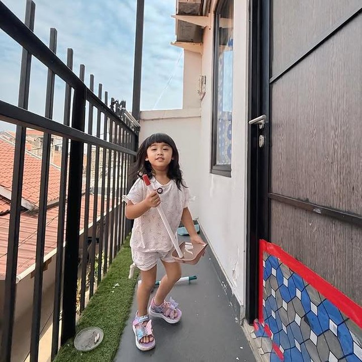 <p>Kecil-kecil cabe rawit, Moana sudah punya <em>title</em> baru sebagai juragan kos. Kini resmi deh, ia disebut sebagai &ldquo;ibu kos&rdquo; paling imut dan bikin semua orang gemas. (Foto: Instagram @riaricis1795)</p>
