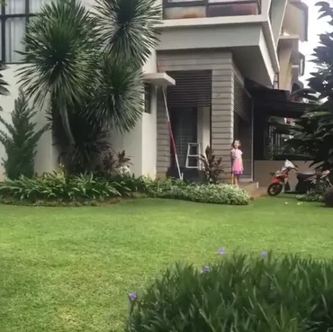 Isi Garasi Jadi Sorotan, Ini 8 Potret Rumah Nafa Urbach di Bintaro yang Mewah & Luas