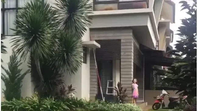 Isi Garasi Jadi Sorotan, Ini 8 Potret Rumah Nafa Urbach di Bintaro yang Mewah dan Luas