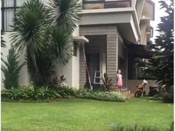 Isi Garasi Jadi Sorotan, Ini 8 Potret Rumah Nafa Urbach di Bintaro yang Mewah & Luas