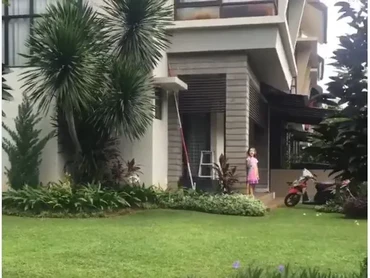 Isi Garasi Jadi Sorotan, Ini 8 Potret Rumah Nafa Urbach di Bintaro yang Mewah & Luas