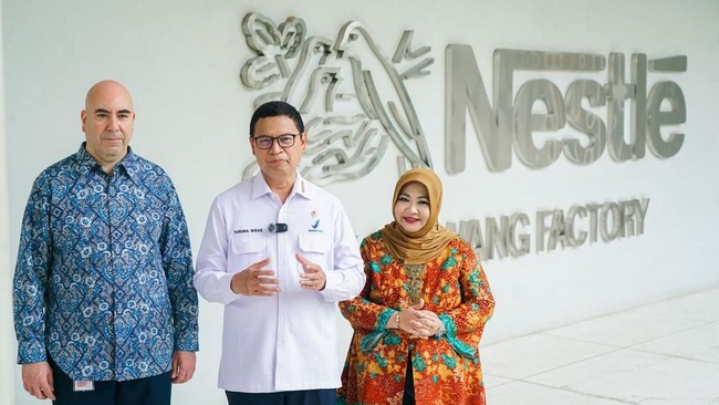 Kepala BPOM kunjungi Pabrik Nestlé Karawang untuk evaluasi keamanan pangan dan mutu, Nestlé berkomitmen pada inovasi dan keberlanjutan dalam industri pangan.