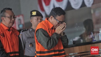 FOTO: Jadi Tersangka Kasus Pemerasan, Noel Ebenezer Menangis