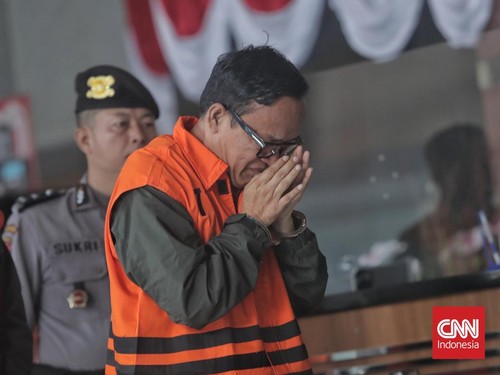 FOTO: Jadi Tersangka Kasus Pemerasan, Noel Ebenezer Menangis