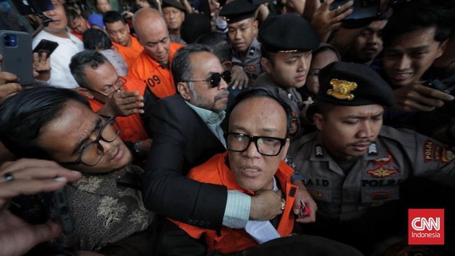 Immanuel Ebenezer Klaim HP di Plafon Rumah Disita KPK Punya Pembantu Mantan Wamen Ketenagakerjaan Immanuel Ebenezer mengklaim handphone yang disita KPK usai ditemukan di plafon rumah milik pembantunya.