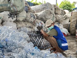 Melihat Fasilitas Daur Ulang Plastik AQUA di Bali