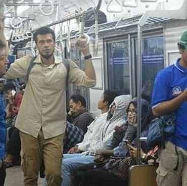 Nafa Urbach Ngeluh Macet, Ini 7 Potret Primus Jadi Anggota DPR Santai Pergi Kerja Naik KRL