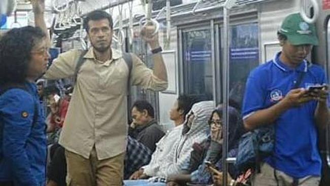 Nafa Urbach Ngeluh Macet, Ini 7 Potret Primus Jadi Anggota DPR Santai Pergi Kerja Naik KRL