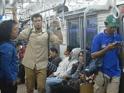 Nafa Urbach Ngeluh Macet, Ini 7 Potret Primus Jadi Anggota DPR Santai Pergi Kerja Naik KRL