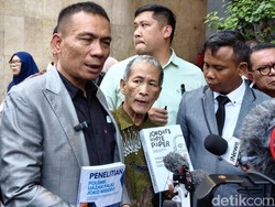 Diperiksa Polda Metro, Rismon Sianipar Bawa Buku soal Polemik Ijazah Jokowi