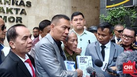 Rismon Sianipar Bawa Buku Jokowi's White Paper ke Polda Metro