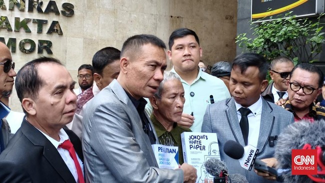 Rismon Sianipar diperiksa Polda Metro terkait dugaan ijazah palsu Jokowi. Ia membawa bukti untuk membantah klaim Bareskrim tentang keaslian ijazah tersebut.