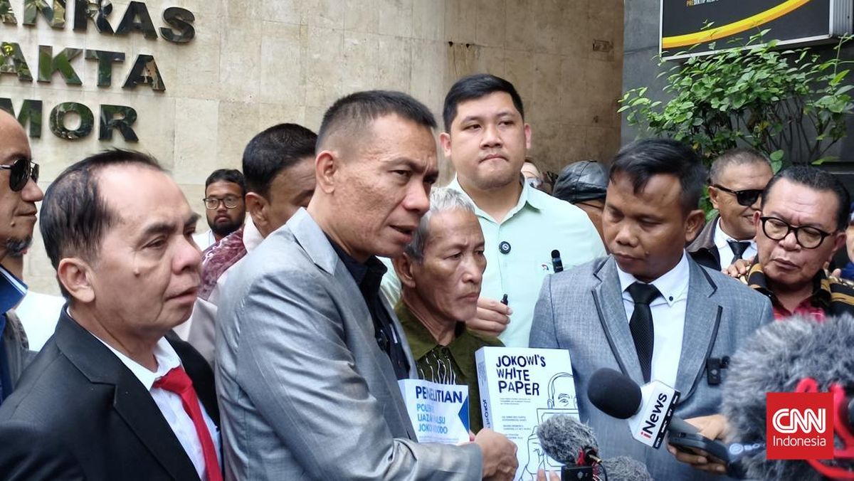 Rismon Sianipar Bawa Buku Jokowi's White Paper ke Polda Metro