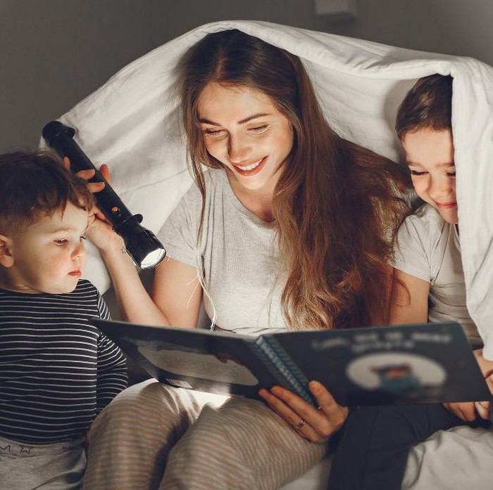 Anak-anak juga mulai belajar literasi dari mengenal bentuk, warna dan huruf, maka mulailah dari benda 3 dimensi yang dapat dipegang oleh anak.

Ajak anak bermain sekaligus belajar dengan mengenal bentuk, warna dan huruf. Lalu, siapkan buku cerita lengkap dengan gambar dan warna yang menarik.