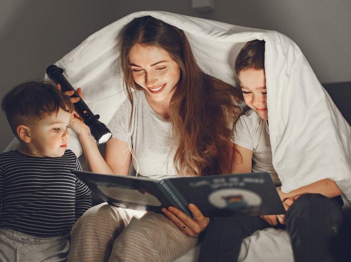 Anak-anak juga mulai belajar literasi dari mengenal bentuk, warna dan huruf, maka mulailah dari benda 3 dimensi yang dapat dipegang oleh anak.

Ajak anak bermain sekaligus belajar dengan mengenal bentuk, warna dan huruf. Lalu, siapkan buku cerita lengkap dengan gambar dan warna yang menarik.