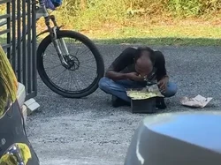 Saking Kelaparannya, Pria Ini Makan di Aspal dan Minum Air Keran