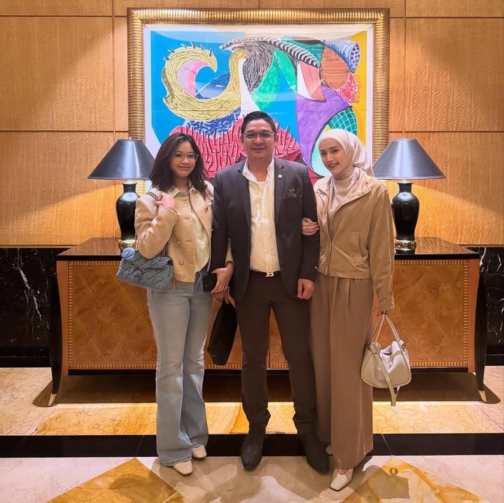 <p>Shakiena Azalea merupakan anak kedua Pasha Ungu dari pernikahan pertama yang berakhir cerai dengan Okie Agustina. Shakiena yang saat ini berusia 19 tahun sangat dekat dengan ibu sambungnya, Adelia Wilhelmina. (Foto: Instagram @shakiena.azalea)</p>