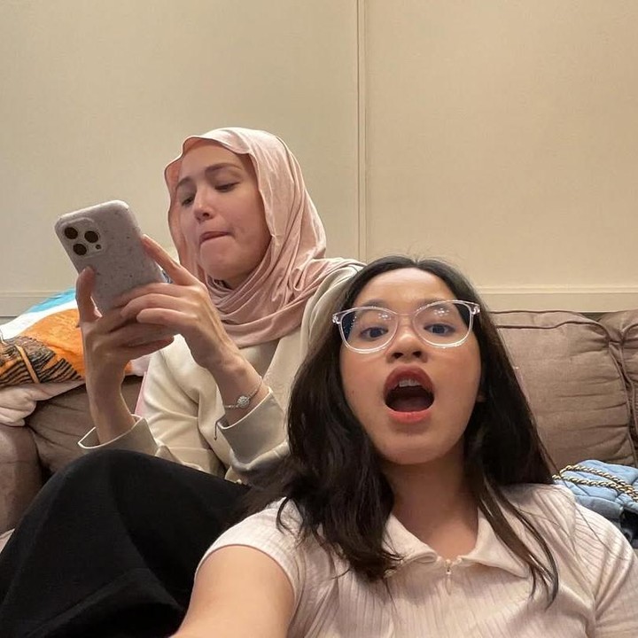 <p>Dalam <em>postingan</em> ini, Shakiena menuliskan <em>caption</em> singkat terkait jarak usianya dan Adelia. "36 vs 19," tulis Shakiena. Unggahan ini lantas dibalas oleh Adelia dengan <em>caption</em> yang manis. "<em>Lopheee</em>," tulis Adelia dengan menambahkan caption emoticon hati (<em>love</em>) berwarna merah. (Foto: Instagram @shakiena.azalea)</p>