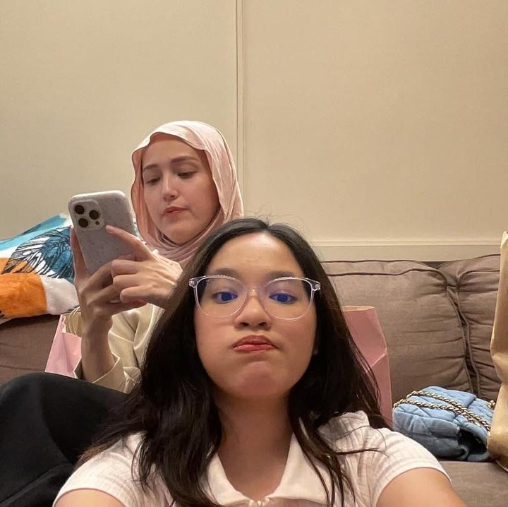 <p>Shakiena baru-baru ini mengunggah potret kedekatannya dengan Adelia di media sosial. Perempuan yang tengah menempuh pendidikan di Universitas Telkom ini mem-<em>posting</em> foto <em>candid</em>-nya bersama sang Bunda sambung. (Foto: Instagram @shakiena.azalea)</p>