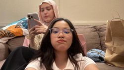 Adelia Pasha Pamer Momen Jalan-jalan Bareng Anak Okie Agustina