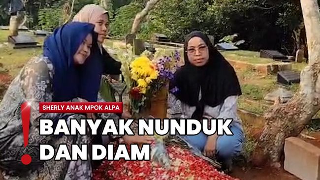 Momen Haru Sherly Nyekar ke Makam Mpok Alpa Bareng Keluarga