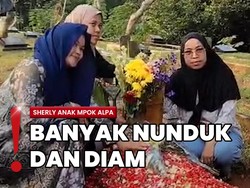 Momen Haru Sherly Nyekar ke Makam Mpok Alpa Bareng Keluarga