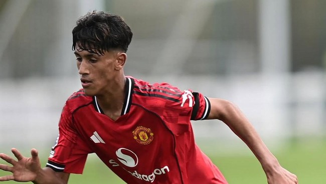 Pemain muda Manchester United JJ Gabriel nan tetap 14 tahun sekarang menjadi sorotan bumi sepak bola.
