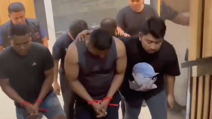 Tampang para penculik Ilham Pradipta, Kacab Bank di Jakarta yang ditemukan tewas terbunuh. Tampang para penculik Ilham Pradipta, Kacab Bank di Jakarta yang ditemukan tewas terbunuh di Bekasi, Kamis (21/8/2025).