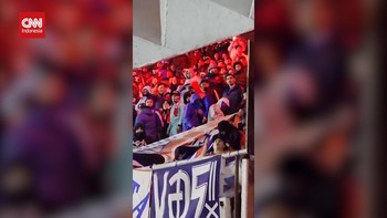 VIDEO: Detik-detik Bentrok Berdarah Suporter di Argentina