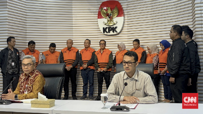 KPK menangkap Wamenaker Immanuel Ebenezer dalam OTT terkait dugaan pemerasan sertifikasi K3. Ada 11 tersangka yang ditampilkan KPK.