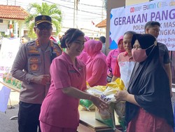 Beras-Minyak Goreng Murah di Pangkalpinang Ludes Diserbu Warga