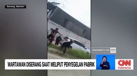 VIDEO: Wartawan Diserang Saat Meliput Penyegelan Pabrik